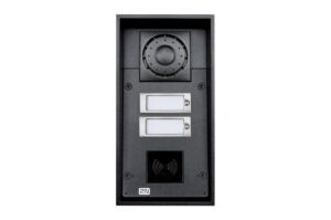 Ein elektronisches Türsprechanlagen-Modul in Schwarz mit Kamera, zwei Tasten und RFID-Leser.