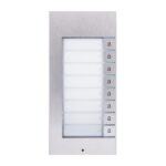 Eine silberne Türklingelplatte mit acht horizontalen Drucktasten, jede mit einem Glockensymbol gekennzeichnet.