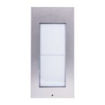 Rechteckige, silberne Außenleuchte mit zwei vertikalen Glasflächen in der Mitte.