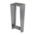 Ein silberner, rechteckiger Metallgriff mit modernem Design.