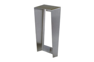 Ein silberner, rechteckiger Metallgriff mit modernem Design.