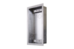 Metallische rechteckige Wandbox mit offenen Seiten und sichtbaren Montageöffnungen.