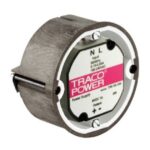 Ein zylindrisches Netzteil von Traco Power, Modell TMW 06-105, mit rot-weißem Etikett und technischen Spezifikationen.