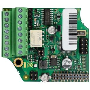 Elektronische Leiterplatte mit grünen Anschlüssen, verschiedenen Komponenten und einem Barcode-Aufkleber.