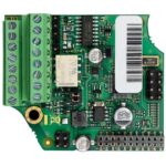 Elektronische Leiterplatte mit grünen Anschlussklemmen, verschiedenen Bauteilen und einem Barcode.