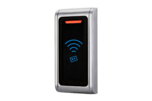 Eine moderne RFID-Zugangskontrolleinheit mit einem silbernen Rahmen und blauen Symbolen auf schwarzem Hintergrund.