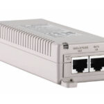 Ein grauer Power over Ethernet (PoE) Injector mit zwei Ethernet-Anschlüssen, beschriftet mit "Data & Power Out" und "Data In".