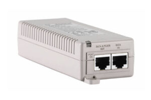 Ein grauer Power over Ethernet (PoE) Injector mit zwei Ethernet-Anschlüssen, beschriftet mit "Data & Power Out" und "Data In".