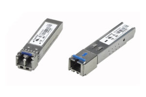 Zwei SFP-Module mit Etiketten und Anschlüssen, eines frontal und das andere seitlich betrachtet.
