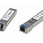 Zwei SFP-Module mit Etiketten, die technische Informationen tragen.