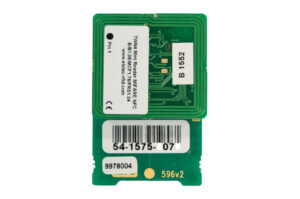 Eine grüne elektronische Platine mit weißen Etiketten, Beschriftungen und einem Barcode.