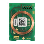 Eine grüne Leiterplatte mit einer Kupferspule und einem QR-Code darauf.