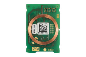Eine grüne Leiterplatte mit einer Kupferspule und einem QR-Code darauf.