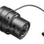 Ein schwarzes Kameraobjektiv mit einem Verbindungskabel.