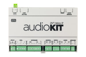 Ein weißes 2N Helios IP audioKIT-Modul mit Anschlüssen, Knöpfen und Beschriftungen, einschließlich Stromversorgung, LAN, Reset, Audio-Modul, Relais, LEDs, Tastatur, Ausgänge, Eingänge, Audio und Lautsprecher.