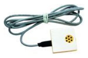 Ein weißer Temperatursensor mit einem langen grauen Kabel, das in einer Schlaufe gebunden ist.