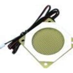 Ein quadratischer Lautsprecher mit einem runden, gelochten Gitter in der Mitte und angeschlossenen Kabeln.