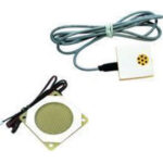 Ein Lautsprecher und ein Mikrofon mit Kabeln.