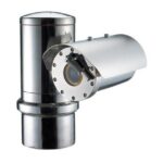 Eine silberne Überwachungskamera mit zylindrischem Gehäuse und einem Schutzdach auf weißem Hintergrund.