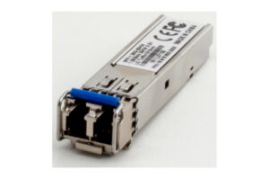 Ein optisches SFP-Modul mit blauer Kennzeichnung, auf einem weißen Hintergrund liegend.