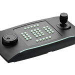 Spielsteuerungskonsole mit einem Joystick auf der rechten Seite und mehreren Tasten in der Mitte.