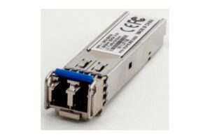 Ein SFP-Transceiver-Modul mit CE-Kennzeichnung, auf einem weißen Hintergrund.