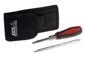 Ein Schraubendreher-Set mit einem roten und schwarzen Griff, einem Wechselbit und einer schwarzen Tasche mit der Aufschrift "Axis Communications".