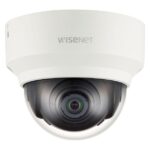 Überwachungskamera mit weißem Gehäuse und durchsichtiger Kuppel, darauf steht "WiseNet".