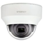 Überwachungskamera mit der Aufschrift "Wisenet", halbkreisförmiges Gehäuse, klare Kuppel.