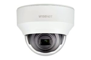 Überwachungskamera mit der Aufschrift "Wisenet", halbkreisförmiges Gehäuse, klare Kuppel.