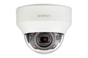 Eine weiße Wisenet Überwachungskamera mit Kuppelform und sichtbarem Objektiv.