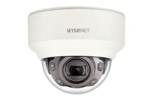 Wandmontierte Überwachungskamera der Marke Wisenet.