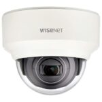 Überwachungskamera von Wisenet in weißem Gehäuse.