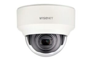 Überwachungskamera von Wisenet in weißem Gehäuse.