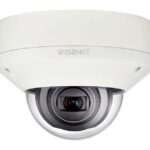 Eine weiße Sicherheitskamera der Marke Wisenet.