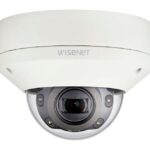 Überwachungskamera der Marke Wisenet in weißem Gehäuse.