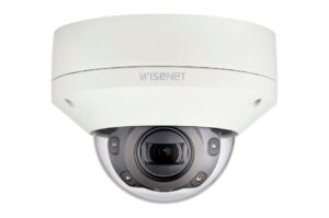 Überwachungskamera der Marke Wisenet in weißem Gehäuse.