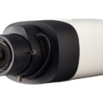 Eine Überwachungskamera mit einem schwarzen und weißen Gehäuse, markiert mit dem Logo "Wisenet".