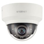 Eine weiße Dome-Überwachungskamera mit dem Logo "Wisenet" auf der Vorderseite.