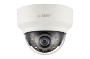 Eine weiße Dome-Überwachungskamera mit dem Logo "Wisenet" auf der Vorderseite.