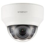 Eine weiße Überwachungskamera mit der Aufschrift "Wisenet" auf der Vorderseite.