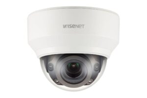 Eine weiße Überwachungskamera mit der Aufschrift "Wisenet" auf der Vorderseite.