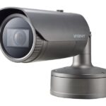 Überwachungskamera der Marke Wisenet in Grau, mit zylindrischem Gehäuse und stabiler Halterung.