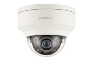 Überwachungskamera Wisenet in kuppelartigem Gehäuse.