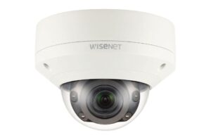Eine weiße Überwachungskamera von Wisenet hängt an der Decke.