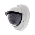 Überwachungskamera in weißem Gehäuse.