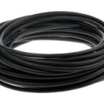 Schwarzer Kunststoffschlauch, aufgerollt.