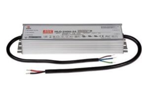 Ein rechteckiges elektronisches Gerät mit der Aufschrift "HLG-240H-24" und mehreren Zertifizierungssymbolen. Zwei Kabelstränge ragen heraus.