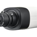 Überwachungskamera von Wisenet in Schwarz-Weiß.