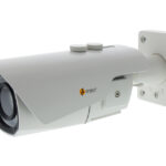 Segelkamera mit einem weißen Gehäuse und zwei Einstellungsknöpfen, montiert an einer Wandhalterung.